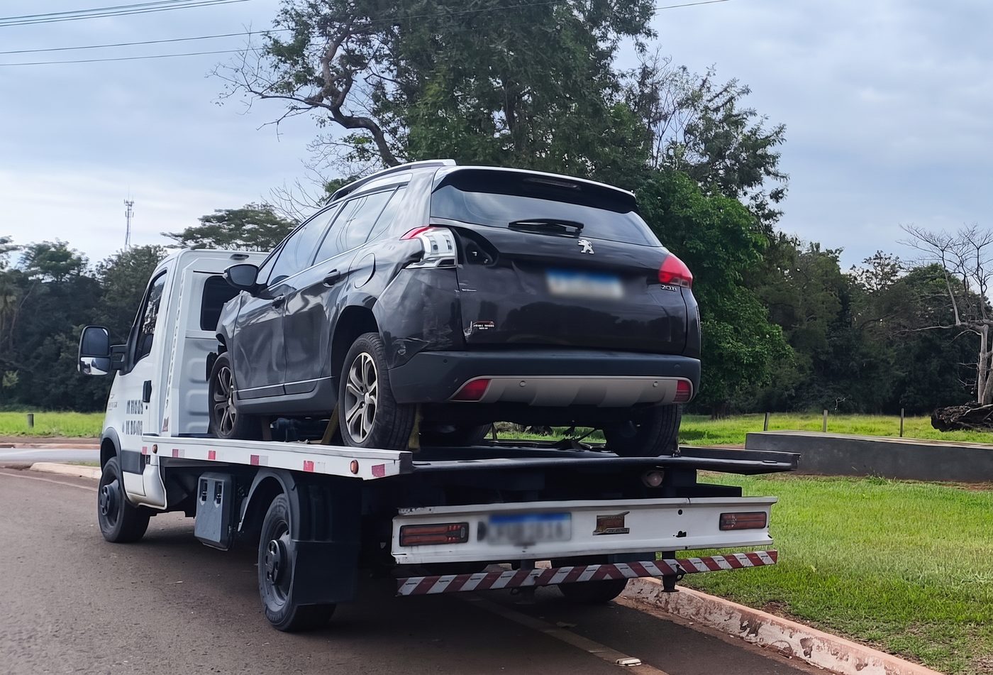 Guincho Alle Auto Socorro transportando veículo em viagem para outra cidade